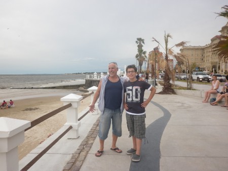 Con mi hijo Santiago en la rambla de Piriapolis
